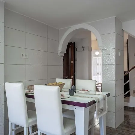 Villa Lale - 4 Bed With Kitchen And Garden! Serik